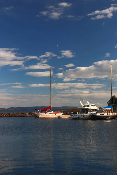 Güzel Akşam Güneşi Renkli Tekneleri Aydınlatıyor Thunder Bay Marina Ontario — Stok fotoğraf