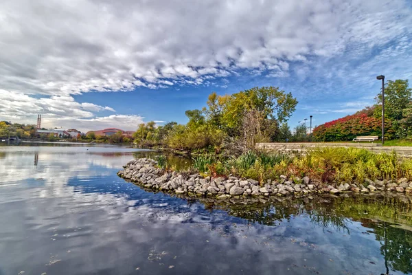 Entspannen Teich Auf Der Picknickbank Herbst Central Ontario Kanada — Stockfoto