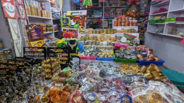 Vaitheeswaran Koil, Tamil Nadu, Hindistan 'daki renkli mücevher mağazası.