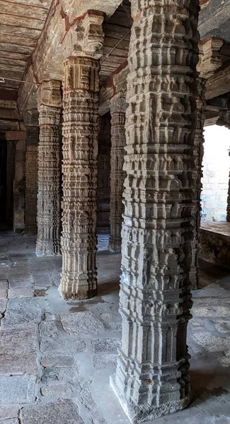 印度泰米尔纳德邦库姆巴科南古寺精致的石柱 — 图库照片