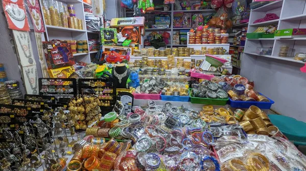 Vaitheeswaran Koil, Tamil Nadu, Hindistan 'daki renkli mücevher mağazası.