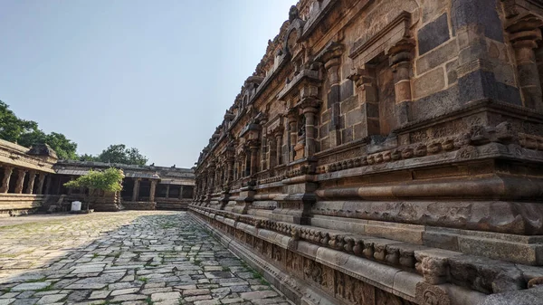 印度泰米尔纳德邦达拉苏拉姆 靠近塞满石雕的庙宇墙壁 — 图库照片