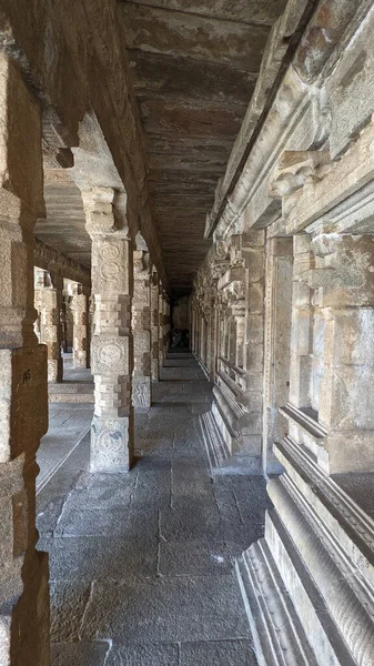 充满对称柱子的走廊 印度泰米尔纳德邦达拉苏拉姆 — 图库照片