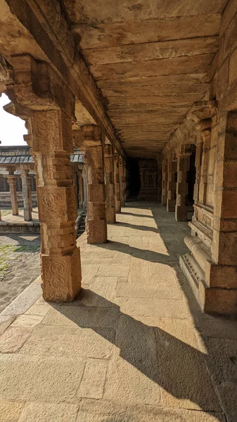 在印度泰米尔纳德邦达拉苏拉姆 长廊环绕着寺庙 雕刻着令人惊叹的雕塑 — 图库照片