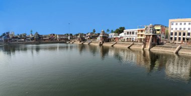 Göletin panoramik manzarası ve etrafındaki tapınaklar, Kumbakonam, Hindistan