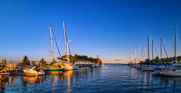 Uyuyan Devin Panoramik Görüntüsü Marina Thunder Bay Kanada Görüldü — Stok fotoğraf