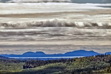 Uzak Göl, Bulutlar ve yuvarlanan tepeler, Ouimet Kanyonu, Thunder Körfezi, On, Kanada