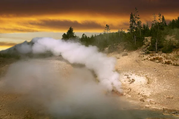 Aktiva Gejsrar Bryter Morgonen Yellowstone National Park Usa — Stockfoto