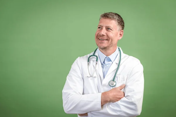 Lékař Středního Věku Šedými Vlasy Stetoskop Bílý Kabát Zeleném Pozadí — Stock fotografie