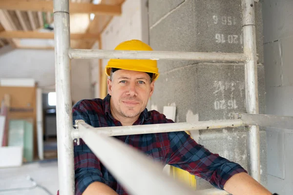Retrato Del Trabajador Construcción Obra Casco Seguridad Amarillo Una Habitación — Foto de Stock