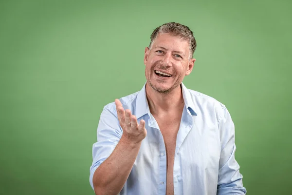 Homem Meia Idade Camisa Azul Aberta Está Frente Parede Verde — Fotografia de Stock