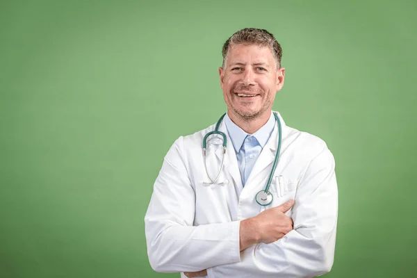 Lékař Středního Věku Šedými Vlasy Stetoskop Bílý Kabát Zeleném Pozadí — Stock fotografie