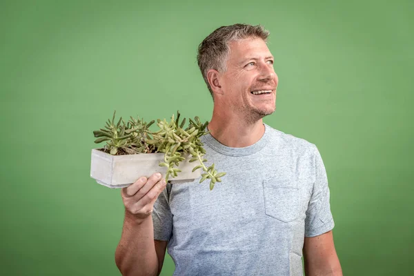 Retrato Homem Que Está Segurando Uma Planta Verde Frente Fundo — Fotografia de Stock