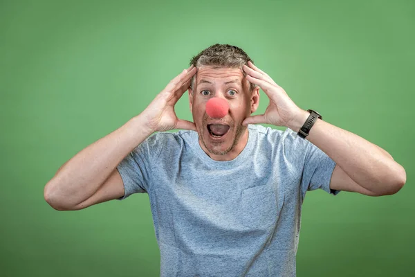 Uomo Con Naso Clown Rosso Camicia Grigia Davanti Sfondo Verde — Foto Stock