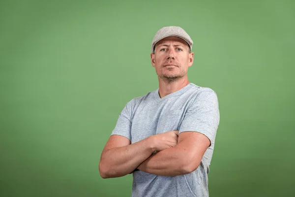 Francés Con Gorra Gris Camisa Gris Sobre Fondo Verde — Foto de Stock