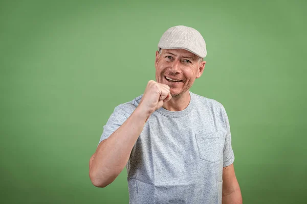 Francês Com Tampa Cinza Camisa Cinza Contra Fundo Verde — Fotografia de Stock