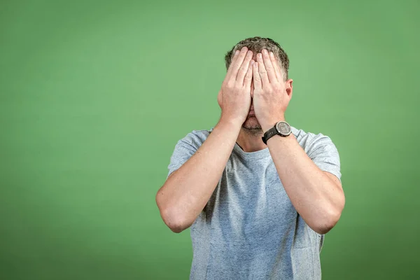 Hombre Mediana Edad Con Camiseta Gris Pelo Gris Está Posando — Foto de Stock