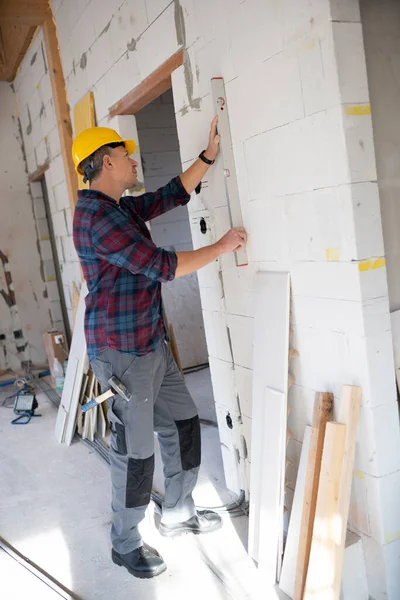 Trockenbauer Mit Gelbem Schutzhelm Arbeitet Auf Baustelle Einem Haus — Stockfoto