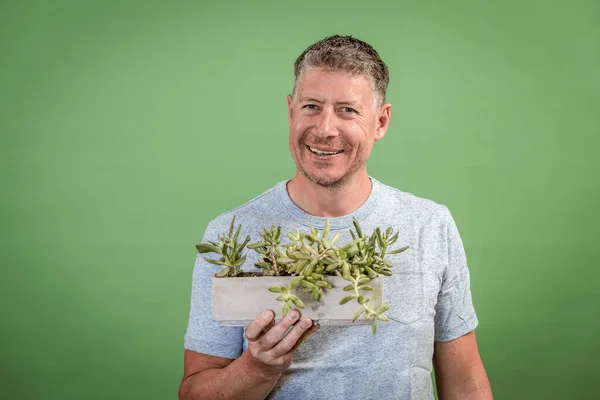 Retrato Homem Que Está Segurando Uma Planta Verde Frente Fundo — Fotografia de Stock