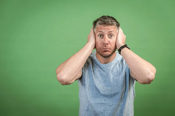 Hombre Mediana Edad Con Camiseta Gris Pelo Gris Está Posando — Foto de Stock