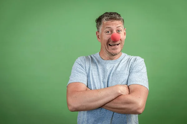 Homem Com Nariz Palhaço Vermelho Camisa Cinza Frente Fundo Verde — Fotografia de Stock