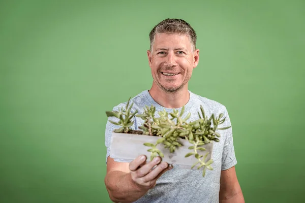 Retrato Homem Que Está Segurando Uma Planta Verde Frente Fundo — Fotografia de Stock