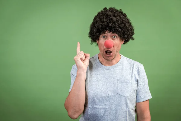 Uomo Con Parrucca Nera Naso Rosso Pagliaccio Posa Davanti Sfondo — Foto Stock