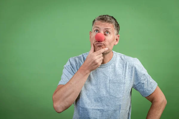 Чоловік Червоним Клоуном Сірою Сорочкою Перед Зеленим Тлом — стокове фото