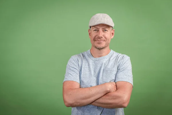 Francés Con Gorra Gris Camisa Gris Sobre Fondo Verde — Foto de Stock