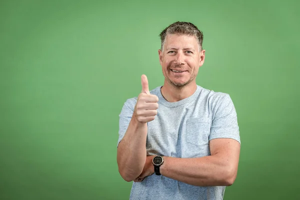 Hombre Mediana Edad Con Camiseta Gris Pelo Gris Posando Delante — Foto de Stock