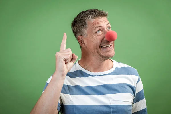 Uomo Con Naso Clown Rosso Capelli Grigi Con Camicia Righe — Foto Stock