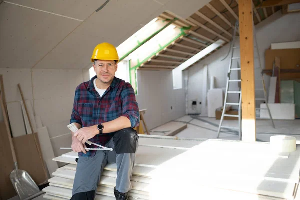 Mann Mit Gelbem Helm Arbeitet Auf Baustelle Trockenbau — Stockfoto