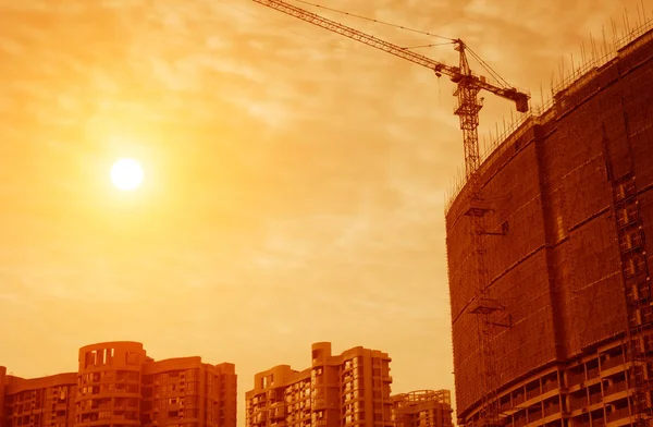 Coucher de soleil sous la grue à tour du site — Photo