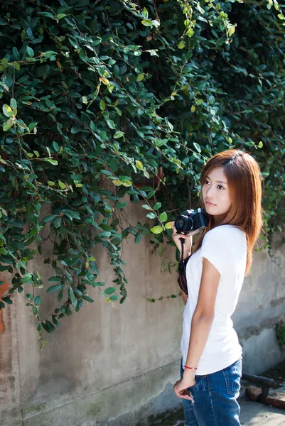 Girls holding a camera — Stock Photo, Image