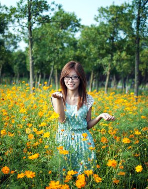 çiçek alan genç kız