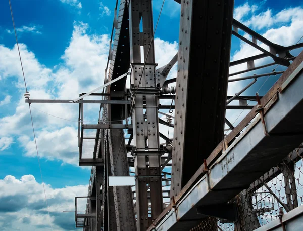 Stützen über der Brücke — Stockfoto