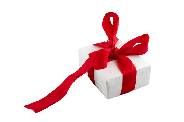 Geschenkbox mit Schleife Ende Bogen isoliert auf dem weißen Hintergrund — Stockfoto