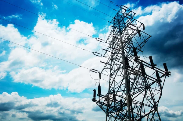 Fondo del cielo torre de alto voltaje — Foto de Stock