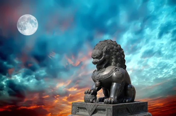 Chinese Imperial Lion Statue — Stock Photo, Image