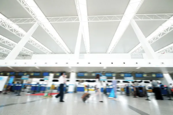 Matkustaja Shanghai pudong lentokentällä — kuvapankkivalokuva