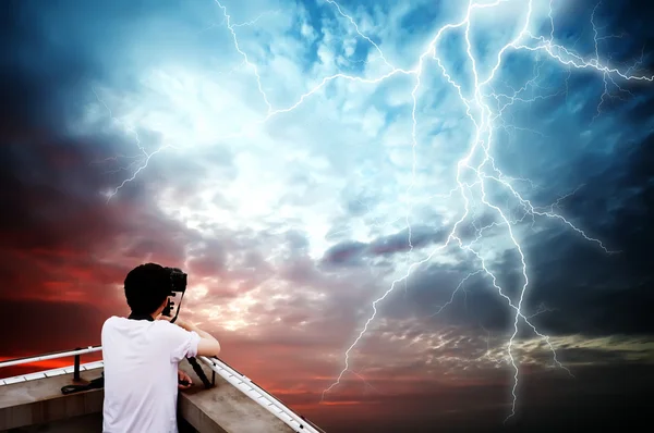 Photographer shooting lightning — Stock Photo, Image