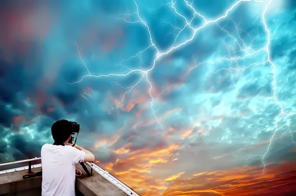 Photographer shooting lightning — Stock Photo, Image