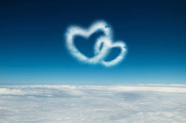 Два облака в форме сердца — стоковое фото