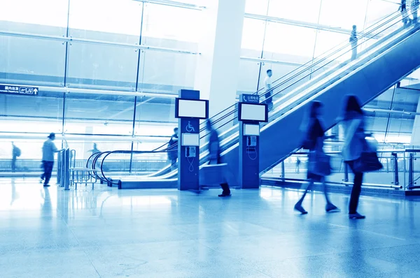 Passagerare på shanghai pudong flygplatsen — Stockfoto