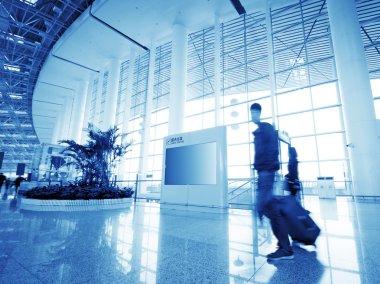 Yolcu Şangay Pudong Havaalanı 'nda.