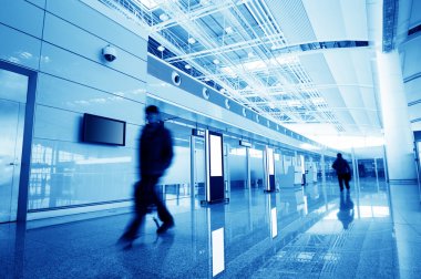 Yolcu Şangay Pudong Havaalanı 'nda.