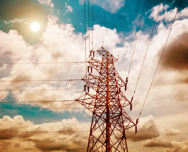 Hoog-voltage toren hemelachtergrond — Stockfoto