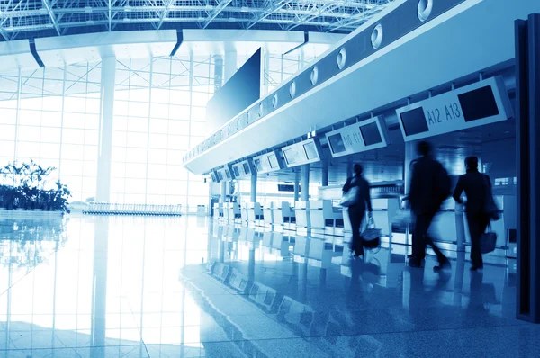 Пассажир в аэропорту Шанхай Пудун — стоковое фото