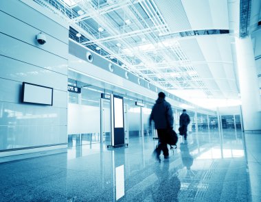 Yolcu Şangay Pudong Havaalanı 'nda.