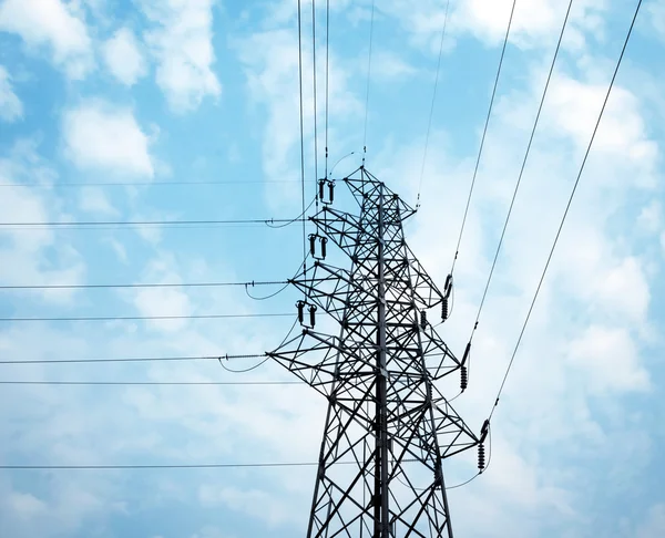 Hoog-voltage toren hemelachtergrond — Stockfoto